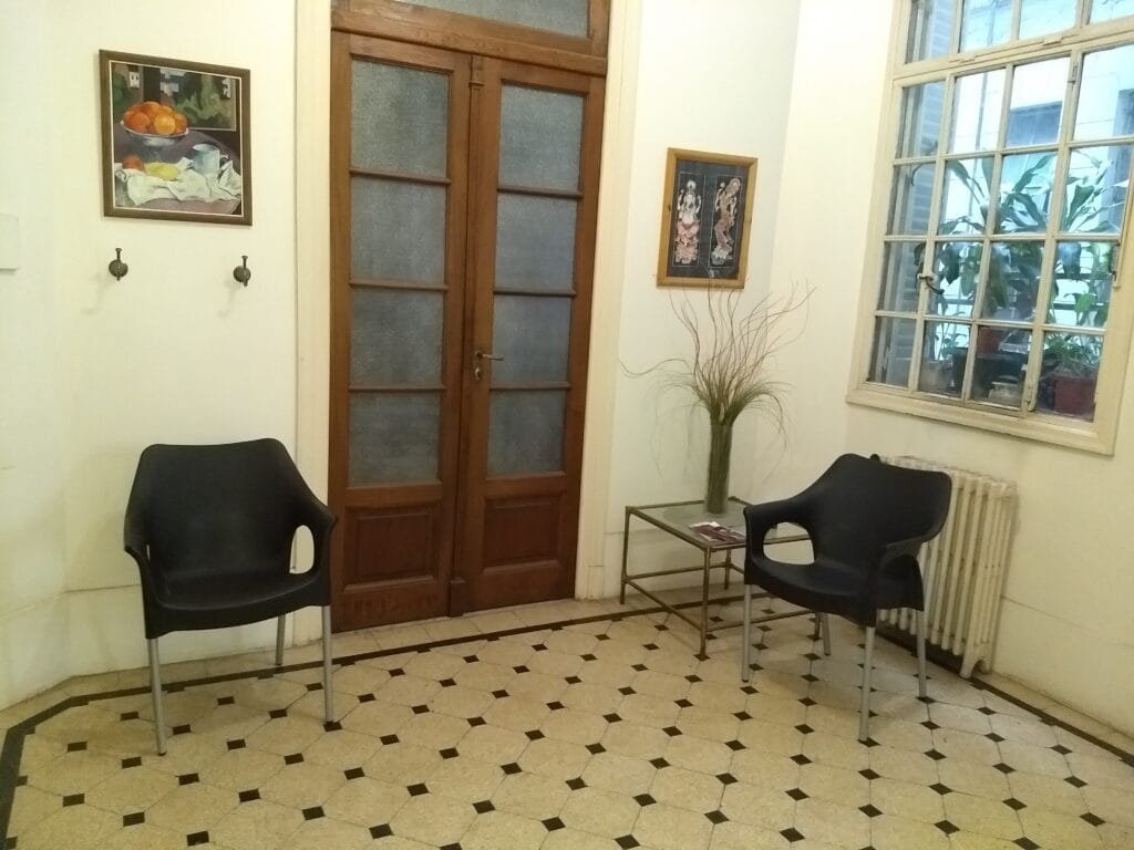 Sala de espera del consultorio de psicología en el microcentro de Rosario