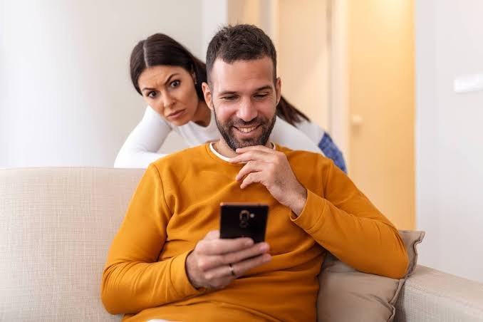 Relacionamentos tóxicos e controle do telefone celular