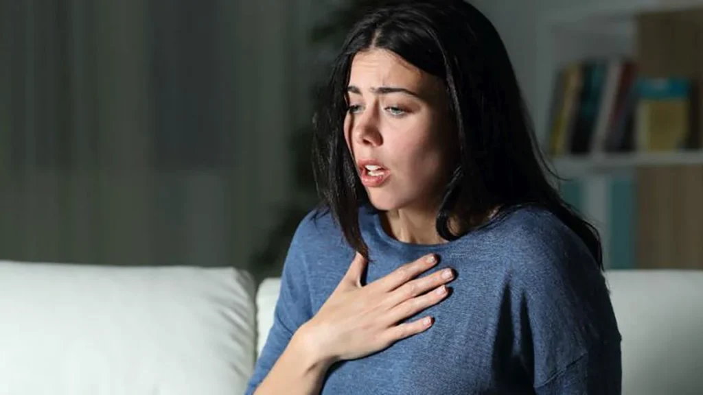 Mulher com sintomas de ansiedade buscando apoio psicológico